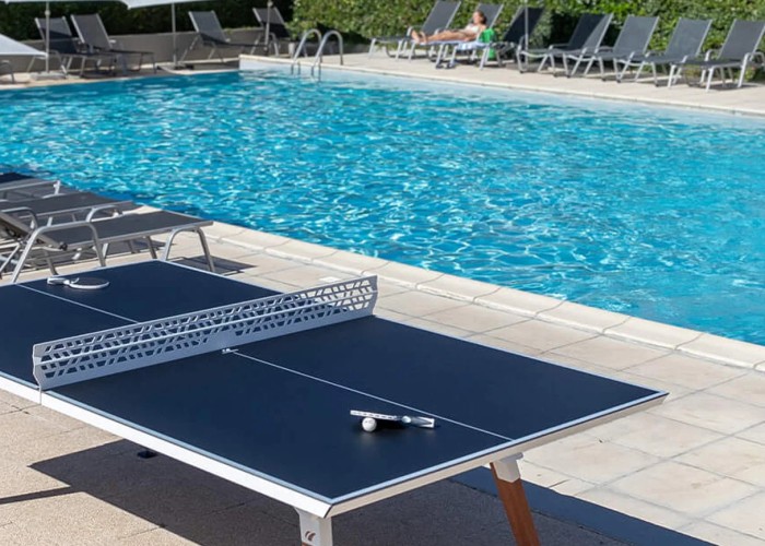 Τραπέζι δίπλα στην πισίνα